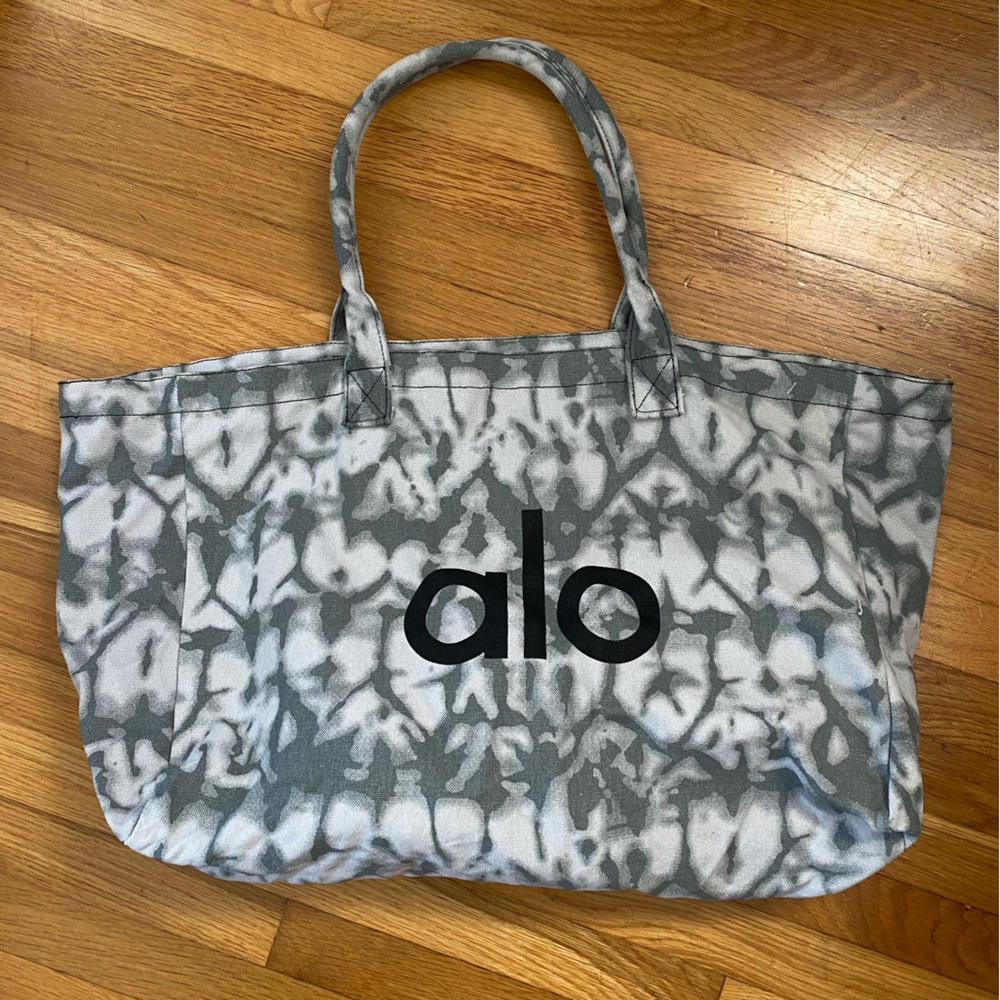ALO Yoga Gray Geometric Tote Bag